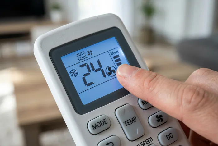 Gros plan sur l'icône de ventilation hélice de la télécommande de climatisation